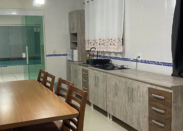 Casa Com Piscina Em Bc