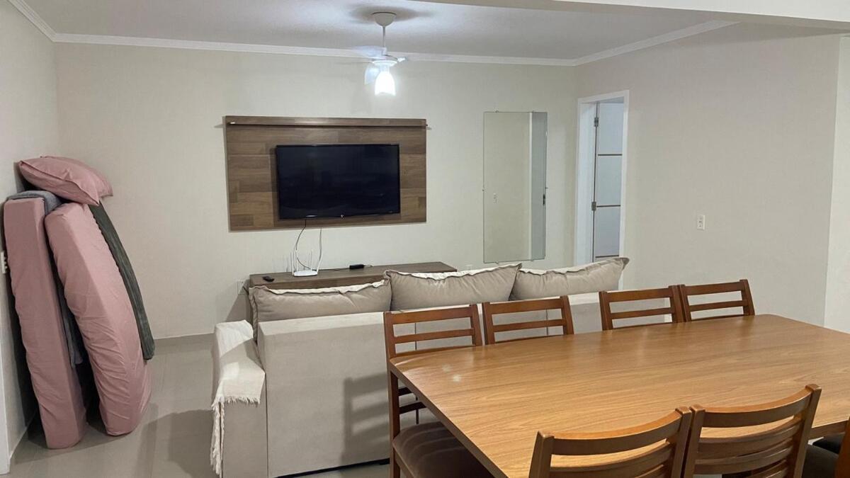 Casa Com Piscina Em Bc
